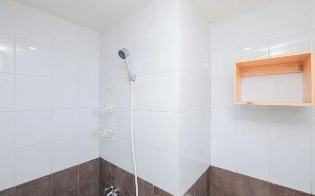 Cozy and Simply 1BR Green Pramuka Apartment