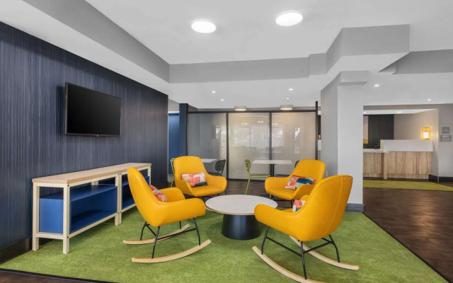 Spark by Hilton Bakersfield Central