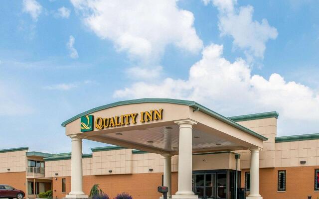Отель Quality Inn Huntingburg вид на фасад