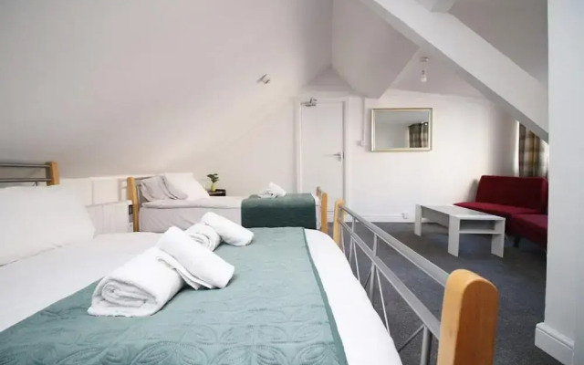5 Bed House - Sleeps 16 - Parking - Wifi