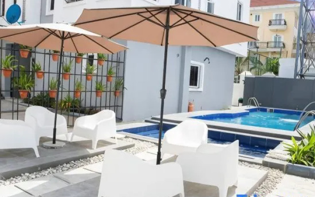 Lekki 3Bed Oceanview with Jetty, Chef & Janitor.
