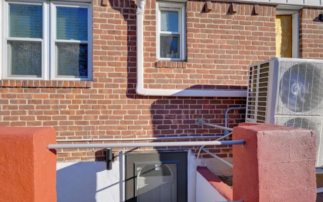 Lovely Elmont Apartment - Walk to Bus Stop!