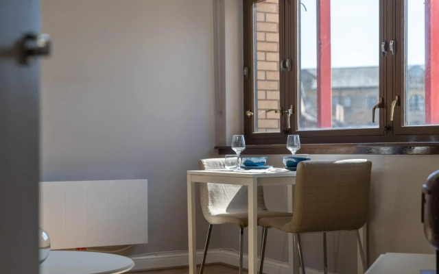 Stunning 1 Bed Merchant City Apartment with Parking
