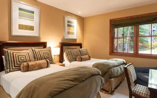 Bearpaw D1 4 Bedroom Condo by RedAwning