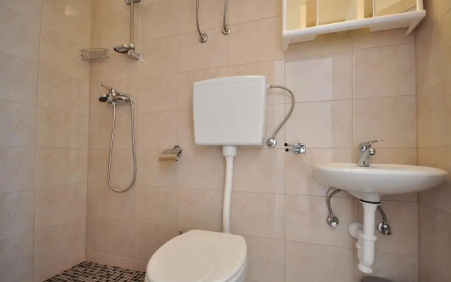 Amazing Home in Mimice With Wifi and 2 Bedrooms