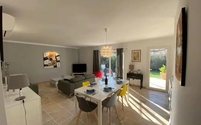Sun-kissed Villa in Lirac