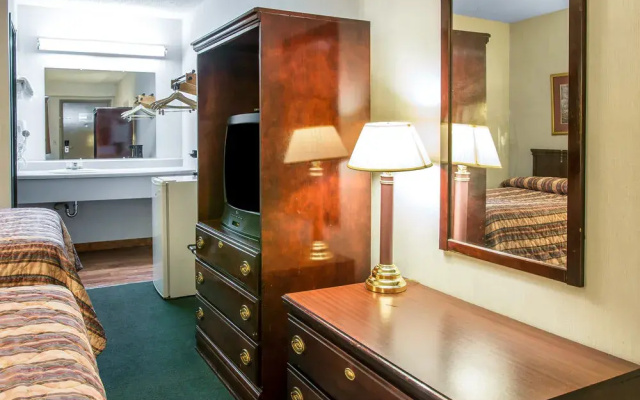 Econo Lodge South