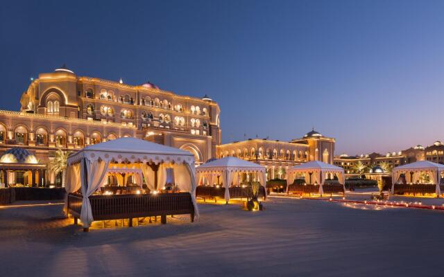 Emirates Palace Hotel Абу-Даби вид на фасад