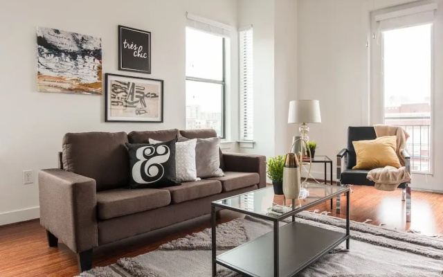 1 BR Uptown Apt close to shopping by Frontdesk