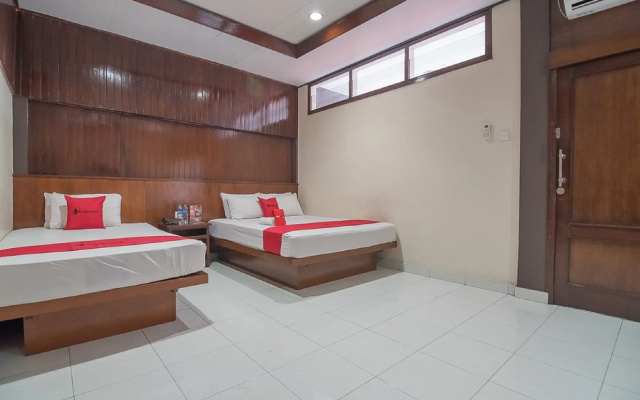 RedDoorz plus near Museum Geologi Bandung