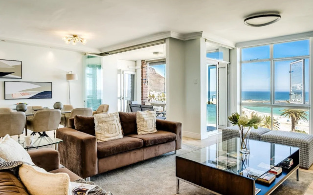 Camps Bay Beachside 2bed w Sea View Cloud 9