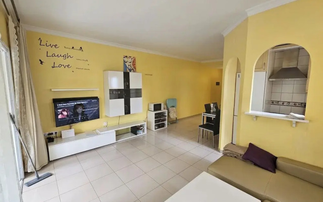 1 Bed Apt Sleeps 5 - Indoor Pool - Free Parking