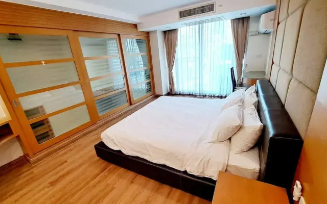 5B - 2 Bedroom Downtown Apartment With Shared Pool