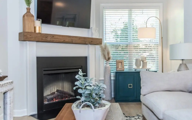 Luxury Three Bedroom Townhome Near Cary