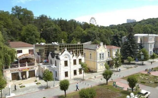 Гостиница Гостинично-медицинский комплекс PANinter Hotel & Mineral Spa в Кисловодске 7 отзывов об отеле, цены и фото номеров - забронировать гостиницу Гостинично-медицинский комплекс PANinter Hotel & Mineral Spa онлайн Кисловодск вид на фасад