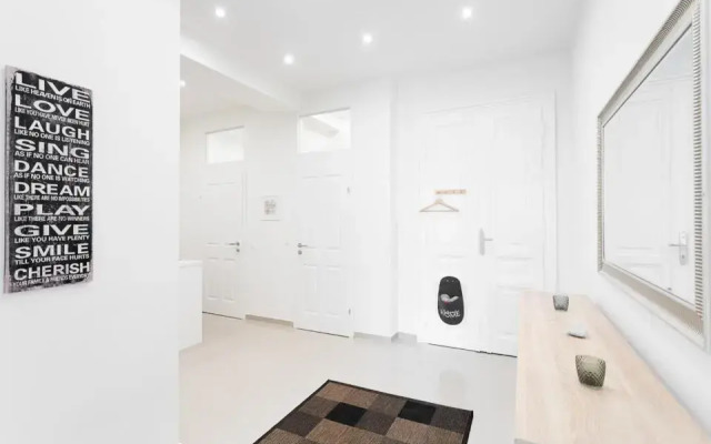 Bright Red Heart Apartment in Leopoldstadt