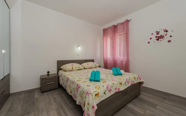 Spacious apt With Lodge Just 40m From the Beach