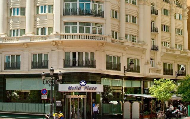 Отель Melia Plaza Valencia вид на фасад