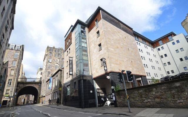 Отель Safestay Edinburgh Royal Mile Великобритания, Эдинбург - отзывы, цены и фото номеров - забронировать отель Safestay Edinburgh Royal Mile онлайн вид на фасад