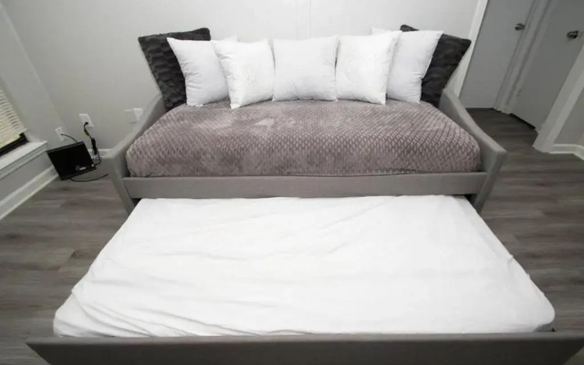 House - Sleeps 9 - Parking - Patio