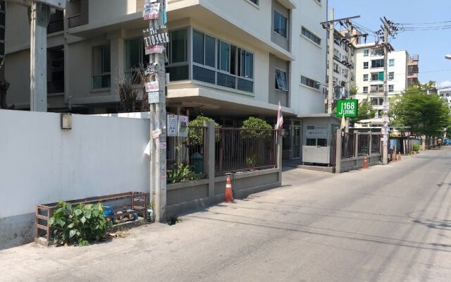 Отель J 168 Living Бангкок вид на фасад