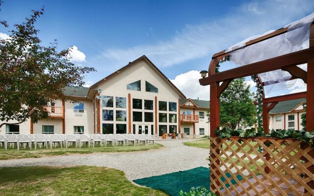 Отель BEST WESTERN PLUS Valemount Inn & Suites вид на фасад