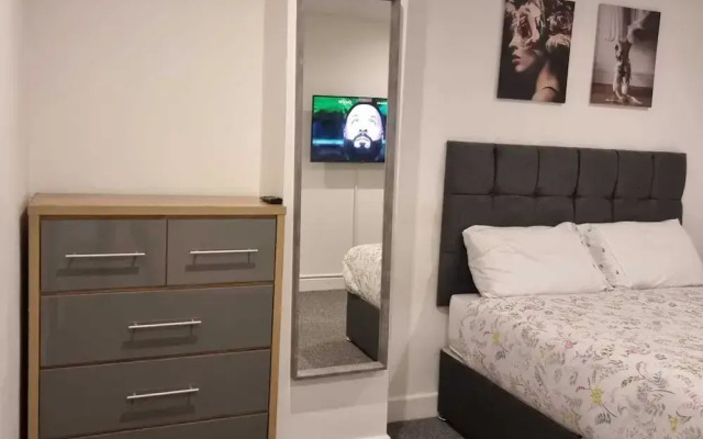 Charming 4-bed House in Enfield North London