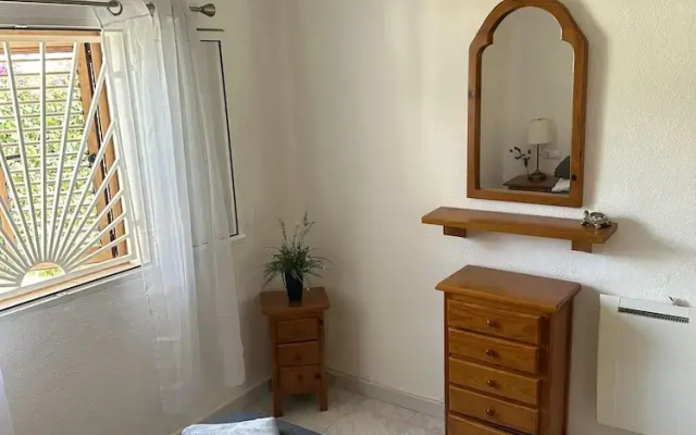 2-bed Apartment 10 min Drive to the Beach!