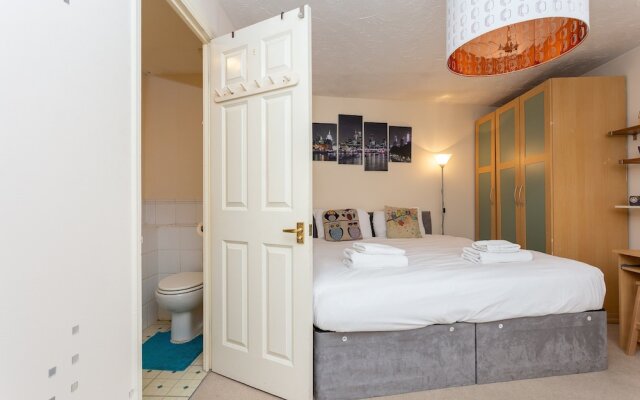 Отель 3 Bedroom Flat Near Canary Wharf комната для гостей