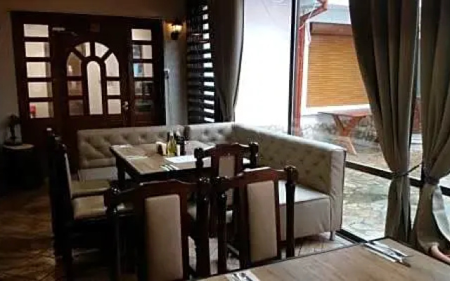 Family Hotel Square