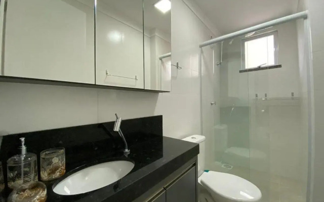 Lindo e Novíssimo Apartamento na Praia de Bombas.