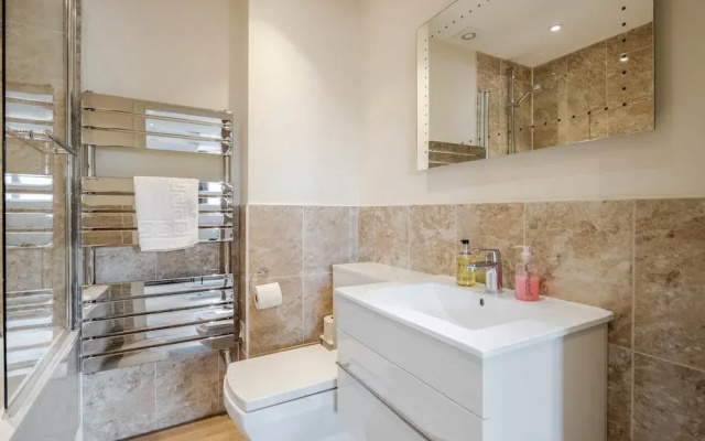 Luxury 1 Bedroom Apartment with Parking