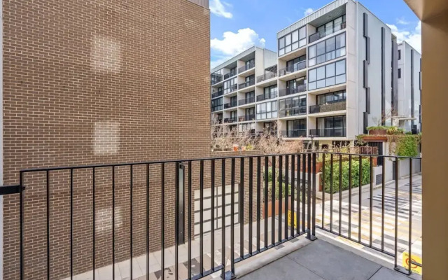 Bright Kingston Stay With Balcony Access