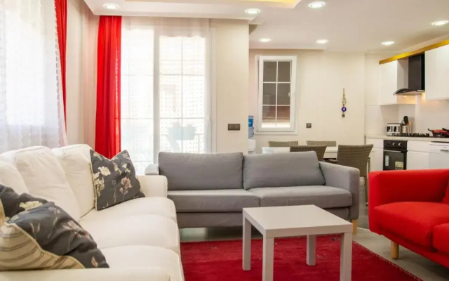 Vibrant and Central Flat Near Sea in Cesme