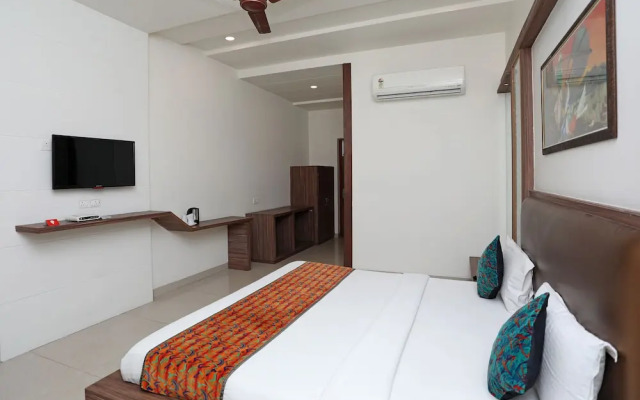 OYO 10343 Hotel Heera Foods