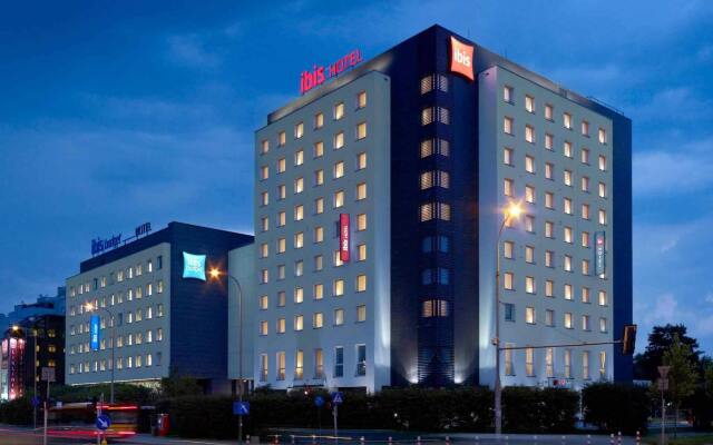 Отель ibis Warszawa Reduta вид на фасад