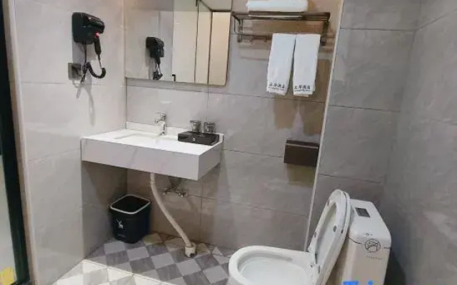 Left Bank Light Luxury Apartment (Zhanjiang Potou Nanyou)