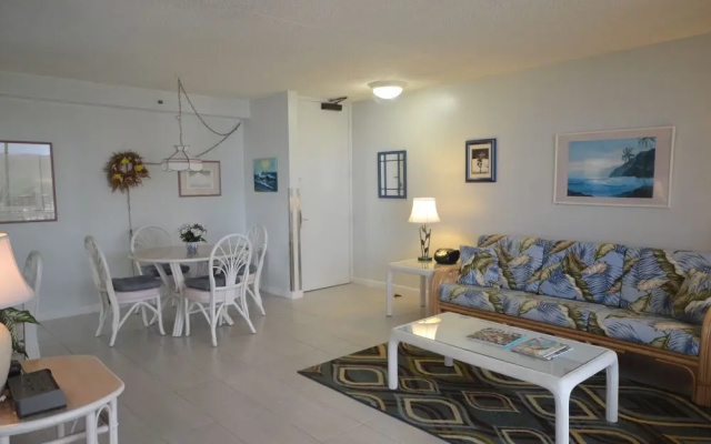 Waikiki Banyan #2513 by RedAwning