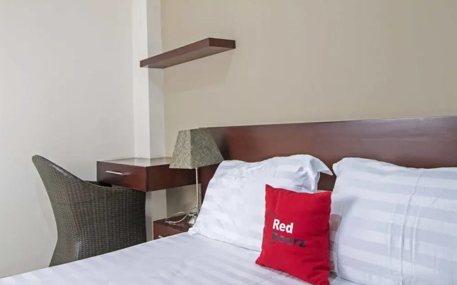 RedDoorz Plus Near Ambassador Mall
