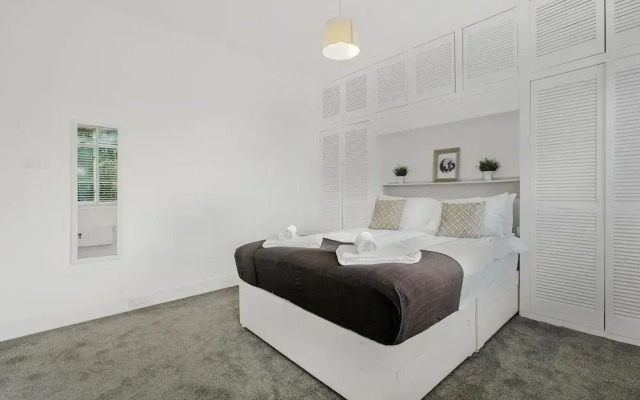Heathrow Living Stanwell Serviced House