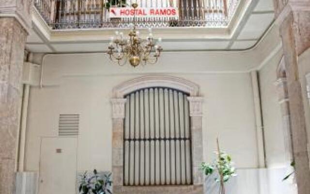 Отель Hostal Ramos Испания, Барселона - отзывы, цены и фото номеров - забронировать отель Hostal Ramos онлайн вид на фасад