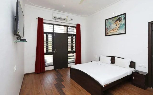 OYO 9777 Home Duplex Studio Airport Road