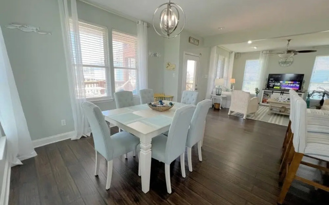 Sea-renity 3 Bedroom Home by Redawning