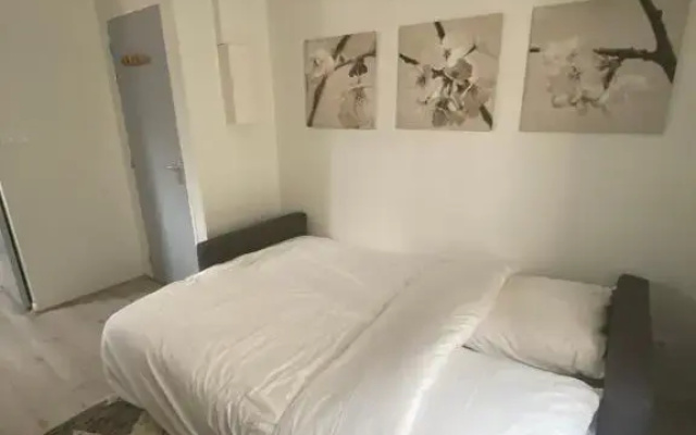 Joli Studio Calme Et Lumineux