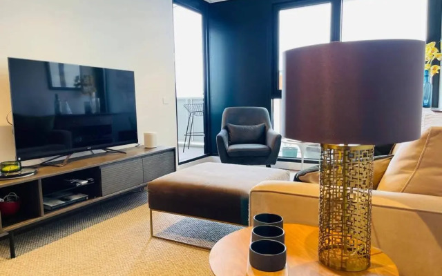 Luxury 1BR + Study near MCG, Tennis Centre & City