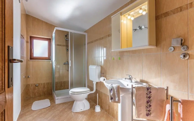 Amazing Home in Krnica with Hot Tub, WiFi & 4 Bedrooms