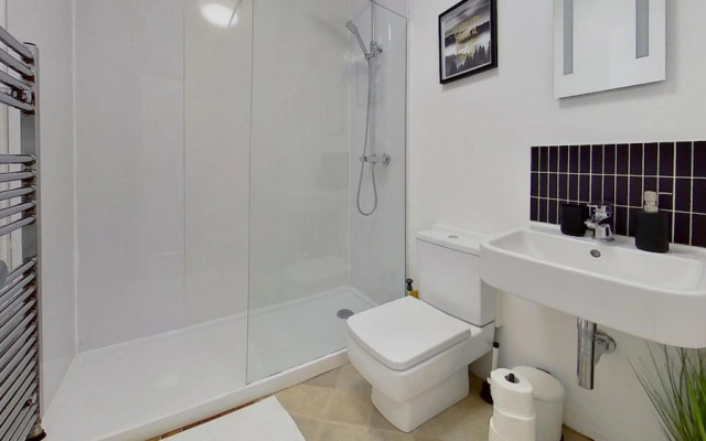 Charming 2 Bed Apt with Netflix & Wi-Fi
