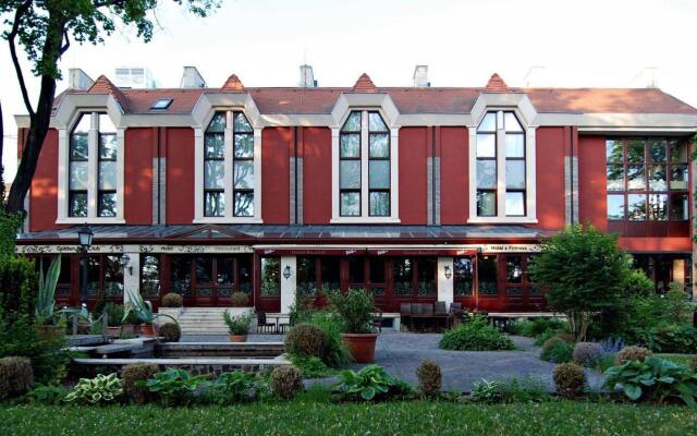 Отель Golden Ball Club Hotel & Fitness Венгрия, Дьёр - отзывы, цены и фото номеров - забронировать отель Golden Ball Club Hotel & Fitness онлайн вид на фасад