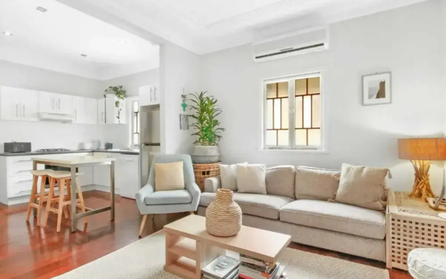 Lovely 2 Bedroom Terrace House in West End