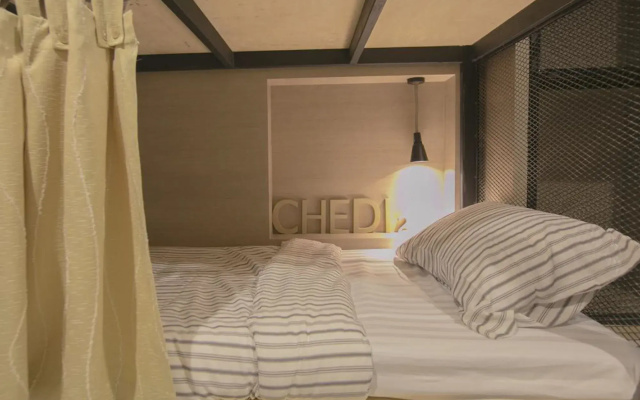 Chedi View Hostel & Rooftop Bar